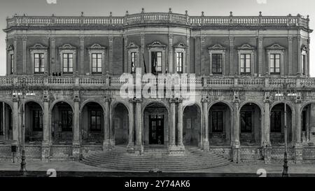 Palazzo Ducezio, noto, Sicilia, 2024. Palazzo Ducezio, sede dell'amministrazione comunale di noto, provincia di Siracusa, Sicilia, Italia Foto Stock