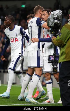 Londra, Regno Unito. 26 settembre 2024. Il centrocampista del Tottenham Hotspur Brennan Johnson (22) festeggia con il difensore del Tottenham Hotspur Micky van de Ven (37) dopo aver segnato durante il Tottenham Hotspur FC contro Qarabag FK Europa League Round 1 match al Tottenham Hotspur Stadium, Londra, Inghilterra, Regno Unito il 26 settembre 2024 Credit: Every Second Media/Alamy Live News Foto Stock