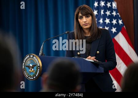 Il segretario alla stampa del Pentagono Sabrina Singh conduce un briefing stampa al Pentagono, Washington, D.C., 27 settembre 2024. (Foto del DoD del sottufficiale della Marina degli Stati Uniti Alexander Kubitza di prima classe) Foto Stock