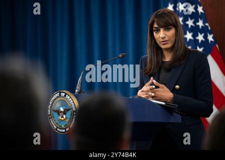 Il segretario alla stampa del Pentagono Sabrina Singh conduce un briefing stampa al Pentagono, Washington, D.C., 27 settembre 2024. (Foto del DoD del sottufficiale della Marina degli Stati Uniti Alexander Kubitza di prima classe) Foto Stock