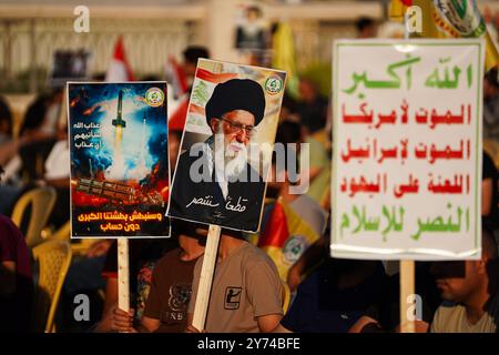Mosul, Iraq. 27 settembre 2024. Sostenitore della fazione armata Kataeb Sayyid al-Shuhada (membro delle forze di mobilitazione popolare o PMF) tiene un ritratto del leader supremo iraniano Ayatollah Ali Khamenei durante una posizione di solidarietà contro l'aggressione israeliana in Libano e Palestina vicino alla grande Moschea (non in vista) di Mosul nella città di Mosul. Credito: SOPA Images Limited/Alamy Live News Foto Stock