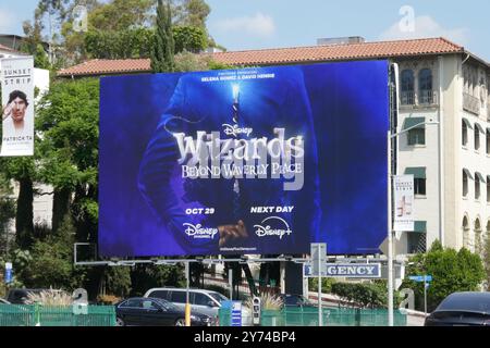 Los Angeles, California, USA 18 settembre 2024The Wizards Beyond Waverly Place Billboard su Sunset Blvd il 18 settembre 2024 a Los Angeles, California, USA. Foto di Barry King/Alamy Stock Photo Foto Stock