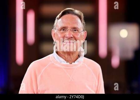 Tanzlehrer Georg Stallnig bei der Aufzeichnung der WDR-Talkshow Kölner Treff im WDR Studio BS 3. Köln, 27.09.2024 NRW Deutschland *** insegnante di danza Georg Stallnig alla registrazione del talk show WDR Kölner Treff in WDR Studio BS 3 Colonia, 27 09 2024 NRW Germania Copyright: XChristophxHardtx Foto Stock