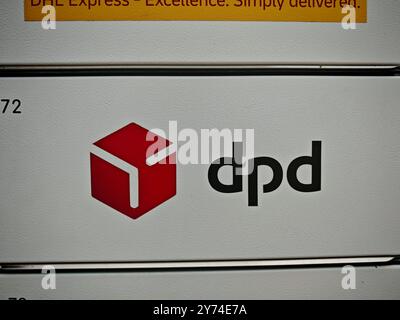 Un camion DPD per la consegna di posta e pacchi un camion DPD per la consegna di posta e pacchi Foto Stock