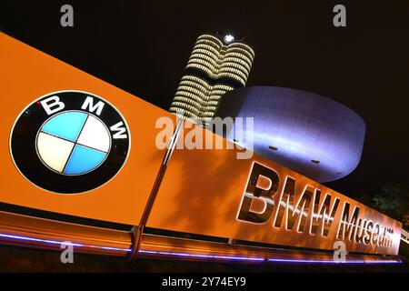 BMW Konzernzentrale mit BMW Logo,Markenemblem,Hochhaus,Doppelkegel, Unternehmenszentrale,BMW Museum,Gebaeude. Zentrale, Aussenaufnhame, Gebaeude, Hochhaus, Autobauer, Auto, Autos, Automobile, Hersteller, Autoindustrie, Premiummarke. *** Sede aziendale BMW con logo BMW, emblema del marchio, grattacielo, doppio cono, sede centrale, museo BMW, sede centrale, edificio, esterno, edificio, grattacielo, produttore di auto, auto, automobili, produttore, industria automobilistica, marchio premium Foto Stock