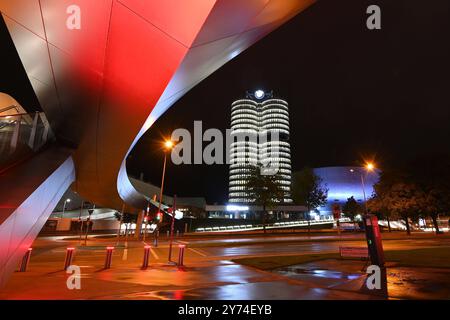 BMW Konzernzentrale mit BMW Logo,Markenemblem,Hochhaus,Doppelkegel, Unternehmenszentrale,BMW Museum,Gebaeude. Zentrale, Aussenaufnhame, Gebaeude, Hochhaus, Autobauer, Auto, Autos, Automobile, Hersteller, Autoindustrie, Premiummarke. *** Sede aziendale BMW con logo BMW, emblema del marchio, grattacielo, doppio cono, sede centrale, museo BMW, sede centrale, edificio, esterno, edificio, grattacielo, produttore di auto, auto, automobili, produttore, industria automobilistica, marchio premium Foto Stock