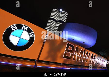 BMW Konzernzentrale mit BMW Logo,Markenemblem,Hochhaus,Doppelkegel, Unternehmenszentrale,BMW Museum,Gebaeude. Zentrale, Aussenaufnhame, Gebaeude, Hochhaus, Autobauer, Auto, Autos, Automobile, Hersteller, Autoindustrie, Premiummarke. *** Sede aziendale BMW con logo BMW, emblema del marchio, grattacielo, doppio cono, sede centrale, museo BMW, sede centrale, edificio, esterno, edificio, grattacielo, produttore di auto, auto, automobili, produttore, industria automobilistica, marchio premium Foto Stock