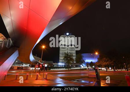 BMW Konzernzentrale mit BMW Logo,Markenemblem,Hochhaus,Doppelkegel, Unternehmenszentrale,BMW Museum,Gebaeude. Zentrale, Aussenaufnhame, Gebaeude, Hochhaus, Autobauer, Auto, Autos, Automobile, Hersteller, Autoindustrie, Premiummarke. *** Sede aziendale BMW con logo BMW, emblema del marchio, grattacielo, doppio cono, sede centrale, museo BMW, sede centrale, edificio, esterno, edificio, grattacielo, produttore di auto, auto, automobili, produttore, industria automobilistica, marchio premium Foto Stock