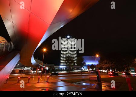 BMW Konzernzentrale mit BMW Logo,Markenemblem,Hochhaus,Doppelkegel, Unternehmenszentrale,BMW Museum,Gebaeude. Zentrale, Aussenaufnhame, Gebaeude, Hochhaus, Autobauer, Auto, Autos, Automobile, Hersteller, Autoindustrie, Premiummarke. *** Sede aziendale BMW con logo BMW, emblema del marchio, grattacielo, doppio cono, sede centrale, museo BMW, sede centrale, edificio, esterno, edificio, grattacielo, produttore di auto, auto, automobili, produttore, industria automobilistica, marchio premium Foto Stock