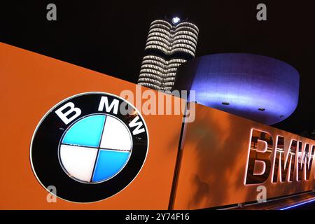 BMW Konzernzentrale mit BMW Logo,Markenemblem,Hochhaus,Doppelkegel, Unternehmenszentrale,BMW Museum,Gebaeude. Zentrale, Aussenaufnhame, Gebaeude, Hochhaus, Autobauer, Auto, Autos, Automobile, Hersteller, Autoindustrie, Premiummarke. *** Sede aziendale BMW con logo BMW, emblema del marchio, grattacielo, doppio cono, sede centrale, museo BMW, sede centrale, edificio, esterno, edificio, grattacielo, produttore di auto, auto, automobili, produttore, industria automobilistica, marchio premium Foto Stock
