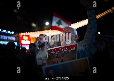 Amman, Amman, Jordan. 27 settembre 2024. Mentre il bilancio delle vittime continua ad aumentare a causa dei recenti attacchi a Beirut e Gaza, centinaia di giordani sono solidali con il Libano e il popolo palestinese, chiedendo la fine dell'aggressione israeliana. (Credit Image: © Natascha Tahabsem/ZUMA Press Wire) SOLO PER USO EDITORIALE! Non per USO commerciale! Foto Stock