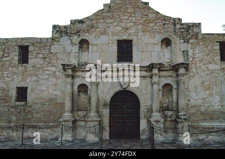 La cappella coloniale spagnola restaurata dell'Alamo a San Antonio, Texas Foto Stock