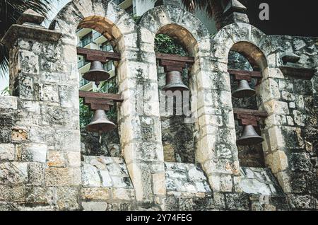 Un muro di campane all'Alamo di San Antonio, Texas Foto Stock