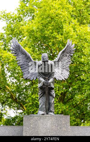 Angelo della morte con spada al Monumento alle vittime del massacro di Katyn (2000) nel parco Juliusz Słowacki, Breslavia, Polonia Foto Stock