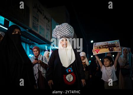 Amman, Amman, Jordan. 27 settembre 2024. Mentre il bilancio delle vittime continua ad aumentare a causa dei recenti attacchi a Beirut e Gaza, centinaia di giordani sono solidali con il Libano e il popolo palestinese, chiedendo la fine dell'aggressione israeliana. (Credit Image: © Natascha Tahabsem/ZUMA Press Wire) SOLO PER USO EDITORIALE! Non per USO commerciale! Foto Stock