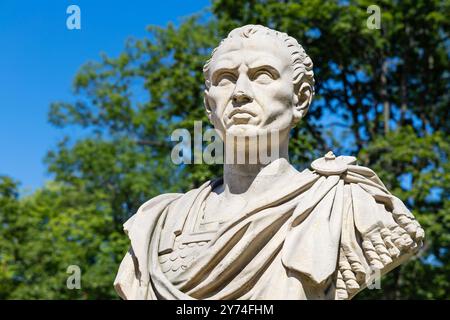 Busto della scultura di Giulio Cesare di fronte all'Antica Orangerie nel Parco delle Terme (Park Łazienkowski), Varsavia, Polonia Foto Stock