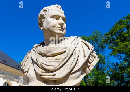 Busto dell'imperatore romano Aulo Vitellio di fronte all'Antica Orangerie nel Parco delle Terme (Park Łazienkowski), Varsavia, Polonia Foto Stock