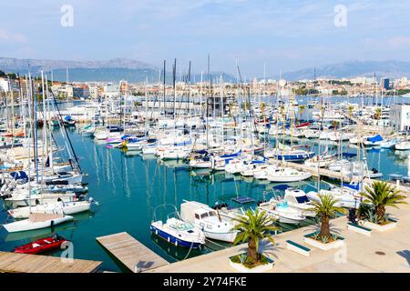 Vista delle barche a vela ormeggiate nell'ACI Marina Split, Spalato, Croazia Foto Stock