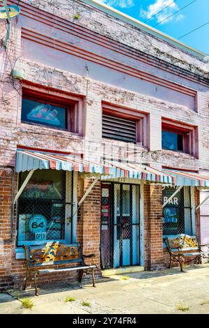 Facciata dello Star Bar in disuso su Railroad Avenue, Morgan City, Louisiana, Stati Uniti Foto Stock