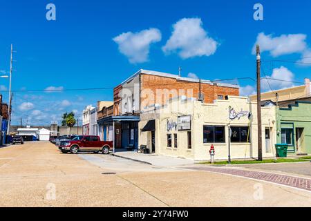 Edifici in stile occidentale e Bourbon's Bar lungo Railroad Avenue, Morgan City, Louisiana, Stati Uniti Foto Stock