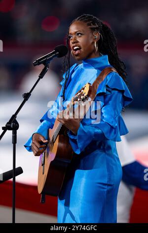 L'artista nominata ai Grammy Victory Boyd esegue l'inno nazionale prima della partita di football tra i Dallas Cowboys e i New York Giants, giovedì 26 settembre 2024, a East Rutherford. (Chris Szagola/Cal Sport Media) (immagine di credito: © Chris Szagola/Cal Sport Media) Foto Stock