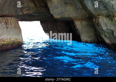 L'acqua di mare riflette sfumature di incredibilmente blu nella Grotta della finestra Azzurra situata nel complesso delle grotte della Grotta Azzurra a Malta. Uno dei più pop Foto Stock