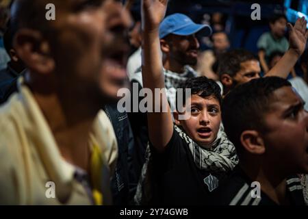 Amman, Amman, Jordan. 27 settembre 2024. Mentre il bilancio delle vittime continua ad aumentare a causa dei recenti attacchi a Beirut e Gaza, centinaia di giordani sono solidali con il Libano e il popolo palestinese, chiedendo la fine dell'aggressione israeliana. (Credit Image: © Natascha Tahabsem/ZUMA Press Wire) SOLO PER USO EDITORIALE! Non per USO commerciale! Foto Stock