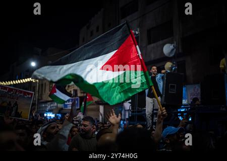 Amman, Amman, Jordan. 27 settembre 2024. Mentre il bilancio delle vittime continua ad aumentare a causa dei recenti attacchi a Beirut e Gaza, centinaia di giordani sono solidali con il Libano e il popolo palestinese, chiedendo la fine dell'aggressione israeliana. (Credit Image: © Natascha Tahabsem/ZUMA Press Wire) SOLO PER USO EDITORIALE! Non per USO commerciale! Foto Stock