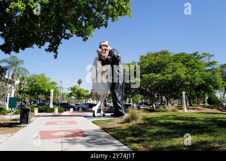 La statua della "resa incondizionata" a Sarasota cattura un marinaio che bacia un'infermiera, celebrando la gioia e il sollievo della fine della seconda guerra mondiale Foto Stock