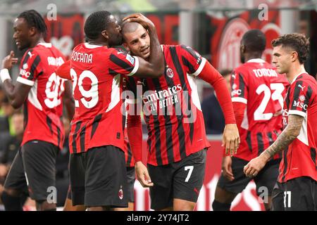 Milano, Italia. 27 settembre 2024. Italia, Milano, 2024 09 27: Alvaro Morata (AC Milan) festeggia con i compagni di squadra il gol di 1-0' a 38' durante la partita di calcio AC Milan vs US Lecce, serie A Tim 2024-2025 giorno 6, San Siro StadiumItaly, Milan, 2024 09 27 - AC Milan vs US Lecce, Lega calcio serie A Tim 2024-2025, giorno 6 allo stadio San Siro. (Foto di Fabrizio Andrea Bertani/Pacific Press) crediti: Pacific Press Media Production Corp./Alamy Live News Foto Stock