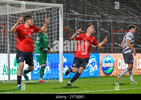 Unterhaching, Deutschland. 27 settembre 2024. v.li.: Del 27.09.2024, Unterhaching (Deutschland), Fussball, 3. LIGA, SPVGG UNTERHACHING - SV SANDHAUSEN, LE NORMATIVE DFB/DFL VIETANO QUALSIASI USO DI FOTOGRAFIE COME SEQUENZE DI IMMAGINI E/O QUASI-VIDEO. Credito: dpa/Alamy Live News Foto Stock