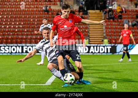 Unterhaching, Deutschland. 27 settembre 2024. v.li.: Del 27.09.2024, Unterhaching (Deutschland), Fussball, 3. LIGA, SPVGG UNTERHACHING - SV SANDHAUSEN, LE NORMATIVE DFB/DFL VIETANO QUALSIASI USO DI FOTOGRAFIE COME SEQUENZE DI IMMAGINI E/O QUASI-VIDEO. Credito: dpa/Alamy Live News Foto Stock