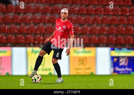 Unterhaching, Deutschland. 27 settembre 2024. Manuel Stiefler (Unterhaching, 8) AM Ball, Freisteller, Einzelbild, Aktion, Action, 27.09.2024, Unterhaching (Deutschland), Fussball, 3. LIGA, SPVGG UNTERHACHING - SV SANDHAUSEN, LE NORMATIVE DFB/DFL VIETANO QUALSIASI USO DI FOTOGRAFIE COME SEQUENZE DI IMMAGINI E/O QUASI-VIDEO. Credito: dpa/Alamy Live News Foto Stock