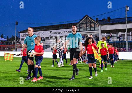 Unterhaching, Deutschland. 27 settembre 2024. Einlauf der Mannschaften, 27.09.2024, Unterhaching (Deutschland), Fussball, 3. LIGA, SPVGG UNTERHACHING - SV SANDHAUSEN, LE NORMATIVE DFB/DFL VIETANO QUALSIASI USO DI FOTOGRAFIE COME SEQUENZE DI IMMAGINI E/O QUASI-VIDEO. Credito: dpa/Alamy Live News Foto Stock