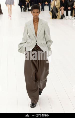 Parigi, Frankreich. 27 settembre 2024. LOEWE Runway Primavera/Estate 2025 durante la settimana della moda di Parigi del 2024 settembre - Parigi, Francia, 27/09/2024 credito: dpa/Alamy Live News Foto Stock