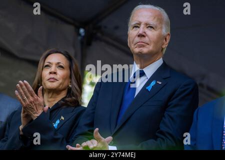 Il presidente Joe Biden e il vicepresidente Kamala Harris hanno partecipato a una cerimonia commemorativa nel 23° anniversario degli attacchi terroristici del 9/11 al Memorial Plaza, sito precedente del World Trade Center, mercoledì 11 settembre 2024, a New York. (Foto ufficiale della Casa Bianca di Adam Schultz) Foto Stock