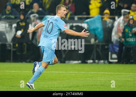 Dortmund, Germania. 27 settembre 2024. Il Dani de WIT del VfL Bochum celebra il punteggio ottenuto durante la partita di calcio di prima divisione della Bundesliga tra il Borussia Dortmund e il VfL Bochum a Dortmund, Germania, 27 settembre 2024. Crediti: Joachim Bywaletz/Xinhua/Alamy Live News Foto Stock