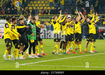 Dortmund, Germania. 27 settembre 2024. I membri del Borussia Dortmund riconoscono gli spettatori dopo la partita di calcio di prima divisione della Bundesliga tra il Borussia Dortmund e il VfL Bochum a Dortmund, Germania, 27 settembre 2024. Crediti: Joachim Bywaletz/Xinhua/Alamy Live News Foto Stock