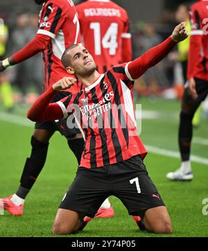 Milano, Italia. 27 settembre 2024. Alvaro Morata dell'AC Milan celebra il suo gol durante una partita di calcio di serie A tra AC Milan e Lecce a Milano, Italia, 27 settembre 2024. Crediti: Alberto Lingria/Xinhua/Alamy Live News Foto Stock