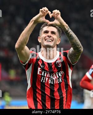 Milano, Italia. 27 settembre 2024. Christian Pulisic dell'AC Milan celebra il suo gol durante una partita di calcio di serie A tra AC Milan e Lecce a Milano, Italia, 27 settembre 2024. Crediti: Alberto Lingria/Xinhua/Alamy Live News Foto Stock