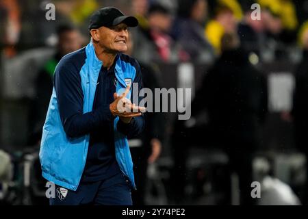 DORTMUND, GERMANIA - SETTEMBRE 27: L'allenatore del VFL Bochum Peter Zeidler applaude durante la partita di Bundesliga tra Borussia Dortmund e VfL Bochum 1848 al Signal Iduna Park il 27 settembre 2024 a Dortmund, Germania. (Foto di Rene Nijhuis) Foto Stock