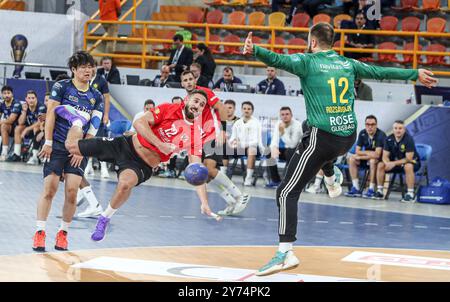 Cairo, Egitto. 27 settembre 2024. Yasser Saifeldeen (C) di al Ahly SC compete durante il 17 ° IHF Men's Club World Championship 2024 gruppo B match del primo turno tra Sydney uni HC dell'Australia e al Ahly SC dell'Egitto al Cairo, Egitto, 27 settembre 2024. Crediti: Ahmed Gomaa/Xinhua/Alamy Live News Foto Stock