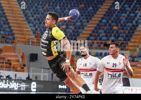 Cairo, Egitto. 27 settembre 2024. Gustavo De Andrade da Silva (L) di Handebol Taubate spara durante il 17° Campionato del mondo per Club maschile IHF 2024 gruppo A partita del primo turno tra Handebol Taubate del Brasile e Zamalek Club of Egypt al Cairo, Egitto, 27 settembre 2024. Crediti: Ahmed Gomaa/Xinhua/Alamy Live News Foto Stock