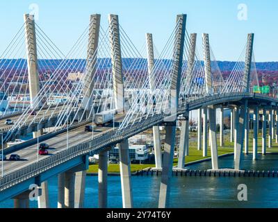 Vista aerea del New Goethals Bridge, che attraversa lo stretto di Arthur Kill tra Elizabeth, New Jersey e Staten Island, New York, in un pomeriggio di sole. TH Foto Stock