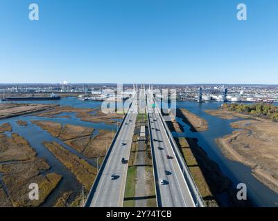 Vista aerea del New Goethals Bridge, che attraversa lo stretto di Arthur Kill tra Elizabeth, New Jersey e Staten Island, New York, in un pomeriggio di sole. TH Foto Stock