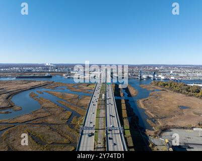 Vista aerea del New Goethals Bridge, che attraversa lo stretto di Arthur Kill tra Elizabeth, New Jersey e Staten Island, New York, in un pomeriggio di sole. TH Foto Stock