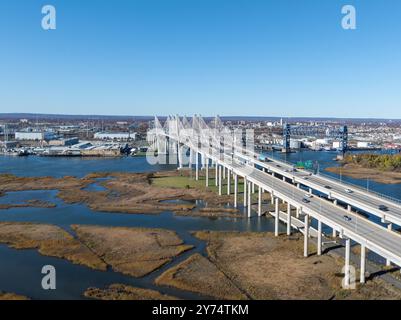 Vista aerea del New Goethals Bridge, che attraversa lo stretto di Arthur Kill tra Elizabeth, New Jersey e Staten Island, New York, in un pomeriggio di sole. TH Foto Stock