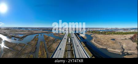 Vista aerea del New Goethals Bridge, che attraversa lo stretto di Arthur Kill tra Elizabeth, New Jersey e Staten Island, New York, in un pomeriggio di sole. TH Foto Stock