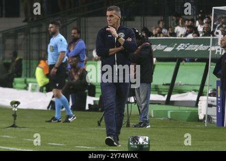 Curitiba, Brasile. 27 settembre 2024. PR - CURITIBA - 09/27/2024 - BRASILIANO B 2024, CORITIBA x GOIAS - Vagner Mancin1 allenatore del Goias durante la partita contro il Coritiba allo stadio Couto Pereira per il campionato brasiliano B 2024. Foto: Gabriel Machado/AGIF (foto di Gabriel Machado/AGIF/Sipa USA) credito: SIPA USA/Alamy Live News Foto Stock