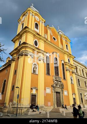 Cluj-Napoca, Romania. 26 apr, 2024: La Chiesa Scolopica, costruita nel 1724, conosciuta anche come la Chiesa gesuita e la Chiesa Universitatii stre Foto Stock